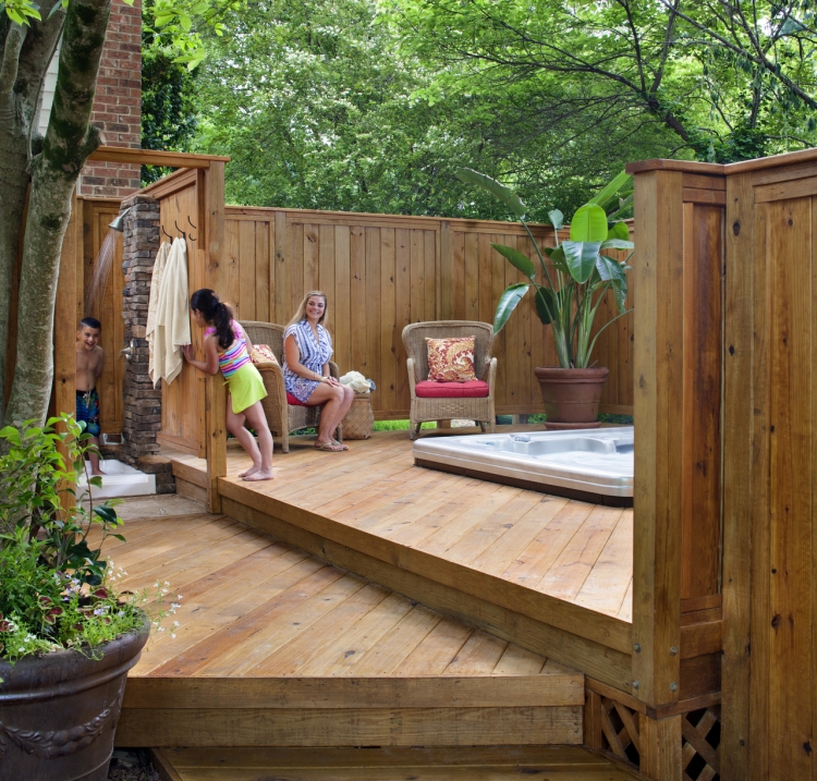 douche-extérieure-terrasse-bois-bain à remous-plantes-jardin